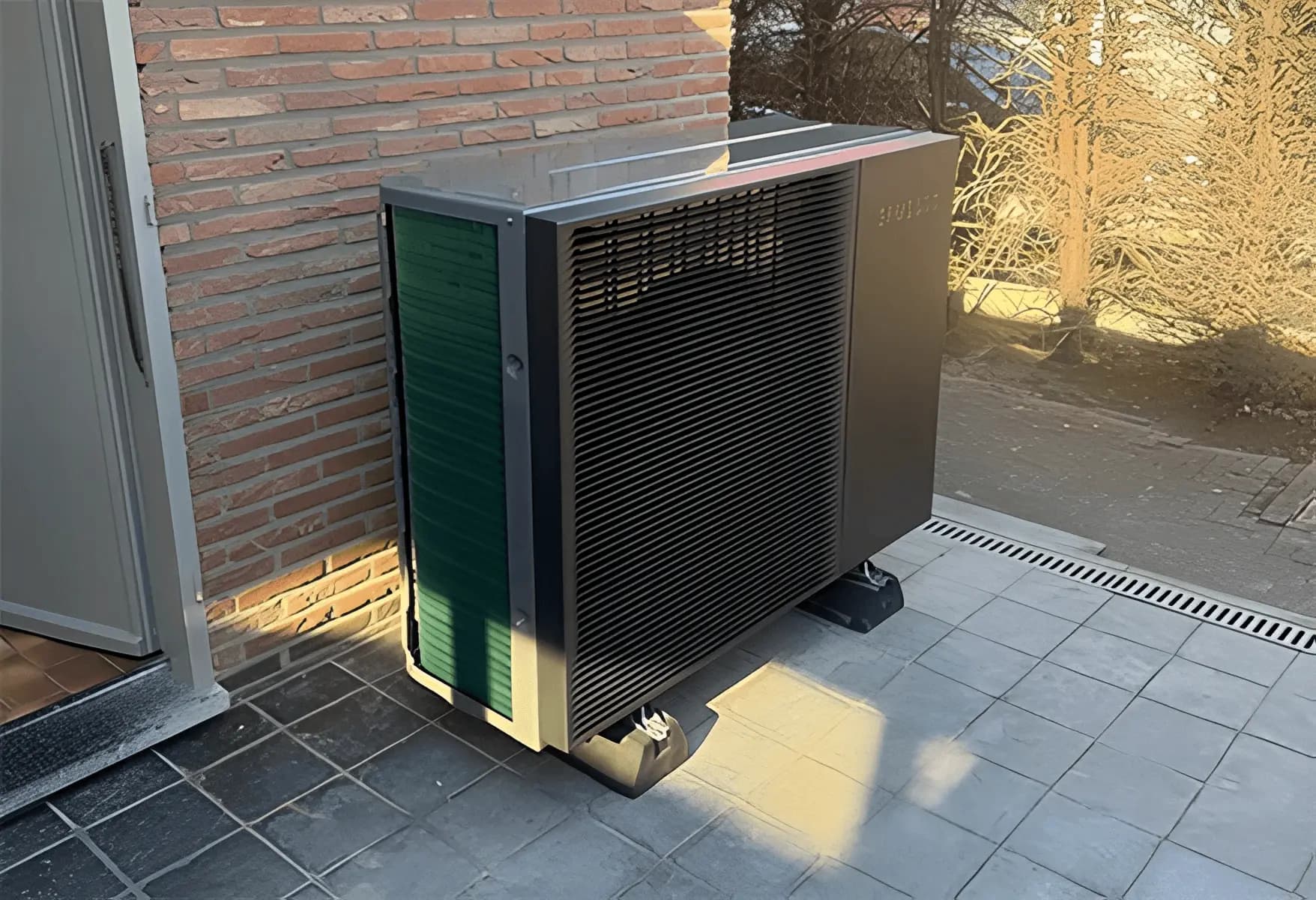 Warmtepomp installatie bij een woning